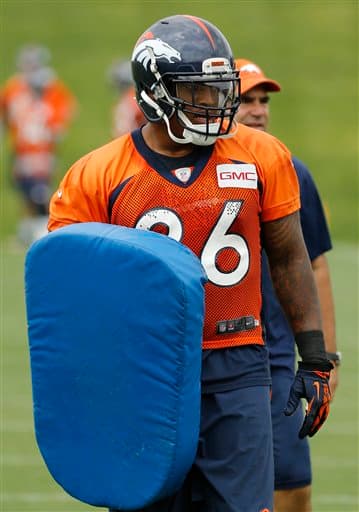 Dominique Jones practicando las tackleadas (AP-NFL).