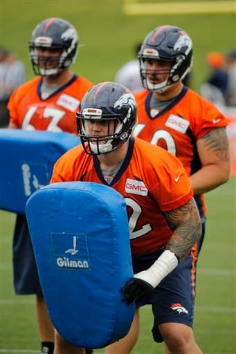 El novato centro Dillon Day (AP-NFL).