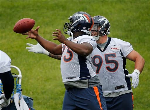 El tackle nariz Chuka Ndulue (93) y Derek Wolfe (95) durante las jugadas (AP-NFL).