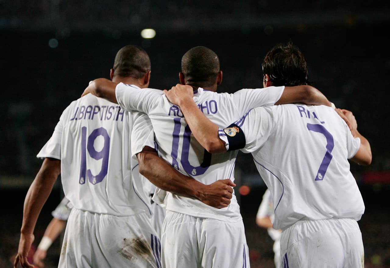 La delantera de Real Madrid tenía a la pareja de brasileños Julio Baptista y Robinho como respaldo del mítico Raúl González, el gran '7' antes de Cristiano Ronaldo.