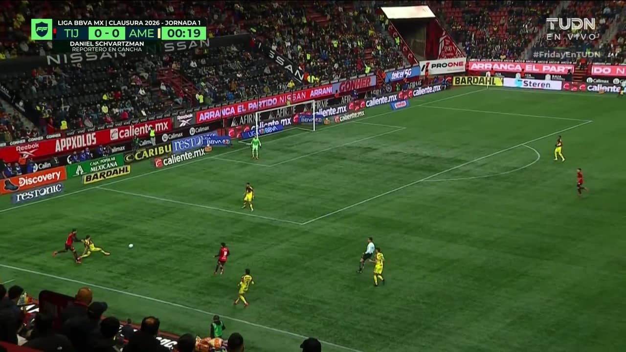 Arranca el partido y la pelota está en juego.
