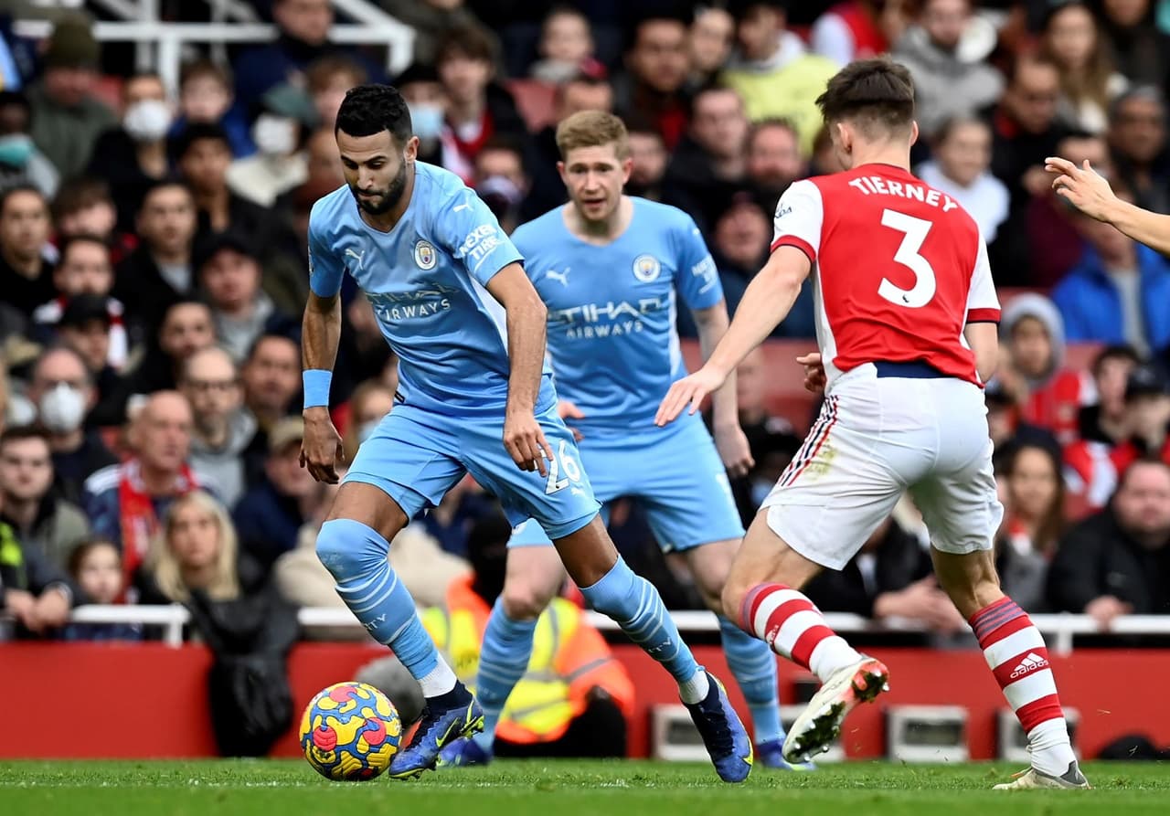 Manchester City saca triunfo de último minuto ante Arsenal durante la Jornada 21 en la Premier League. Bukayo Saka abrió el marcador a favor de los Gunners al 31', pero fueron Riyad Marez con un penalti quien igualaba el marcador y Rodrigo Hernández Cascante anotaba al 90+3' para sumar otros tres puntos y seguir líderes de la tabla.