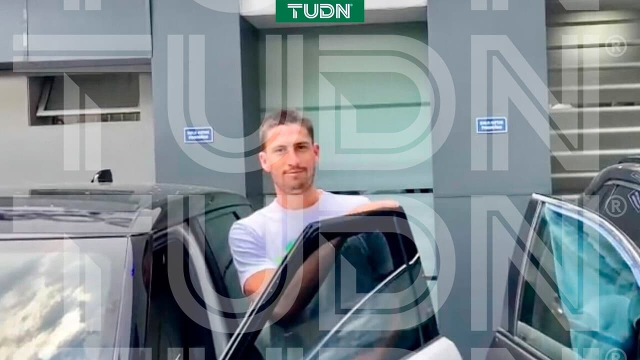 Santiago Ormeño llega a Guadalajara y realiza pruebas médicas con Chivas