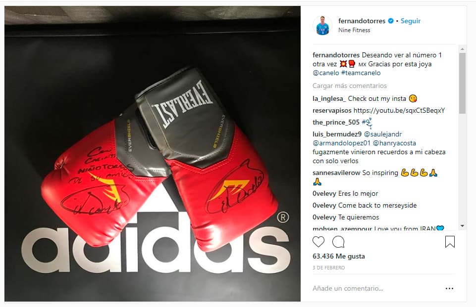 Antes de su pelea contra Gennady Golovkin el pasado 5 de mayo, Canelo le obsequió un par de guantes al entonces delantero del Atlético de Madrid, Fernando 'Niño' Torres.