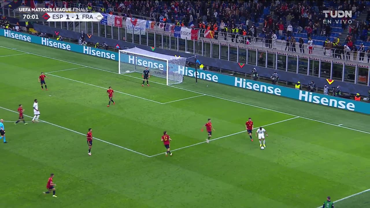 ¡TIRO ATAJADO! disparo por Paul Pogba.