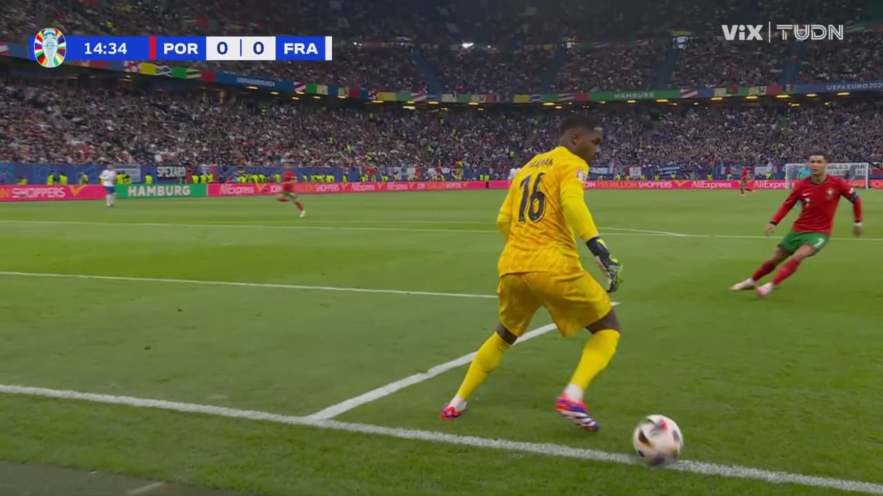 ¡Se le trenzaron los pies! Maignan intenta salir jugando y regala un tiro de esquina