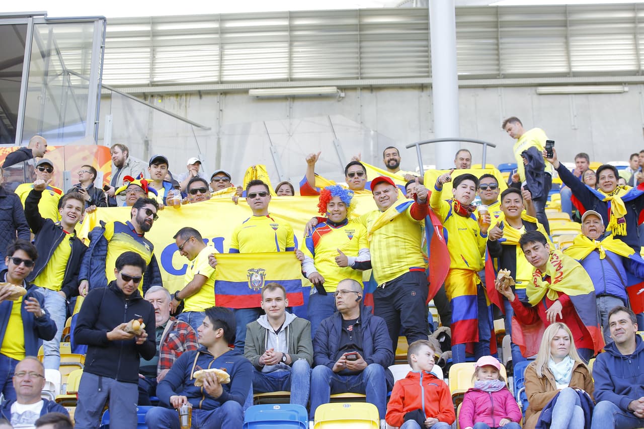 La afición ecuatoriana se hizo sentir con fuerza en las tribunas. No estab alleno el estadio, pero había ambiente.