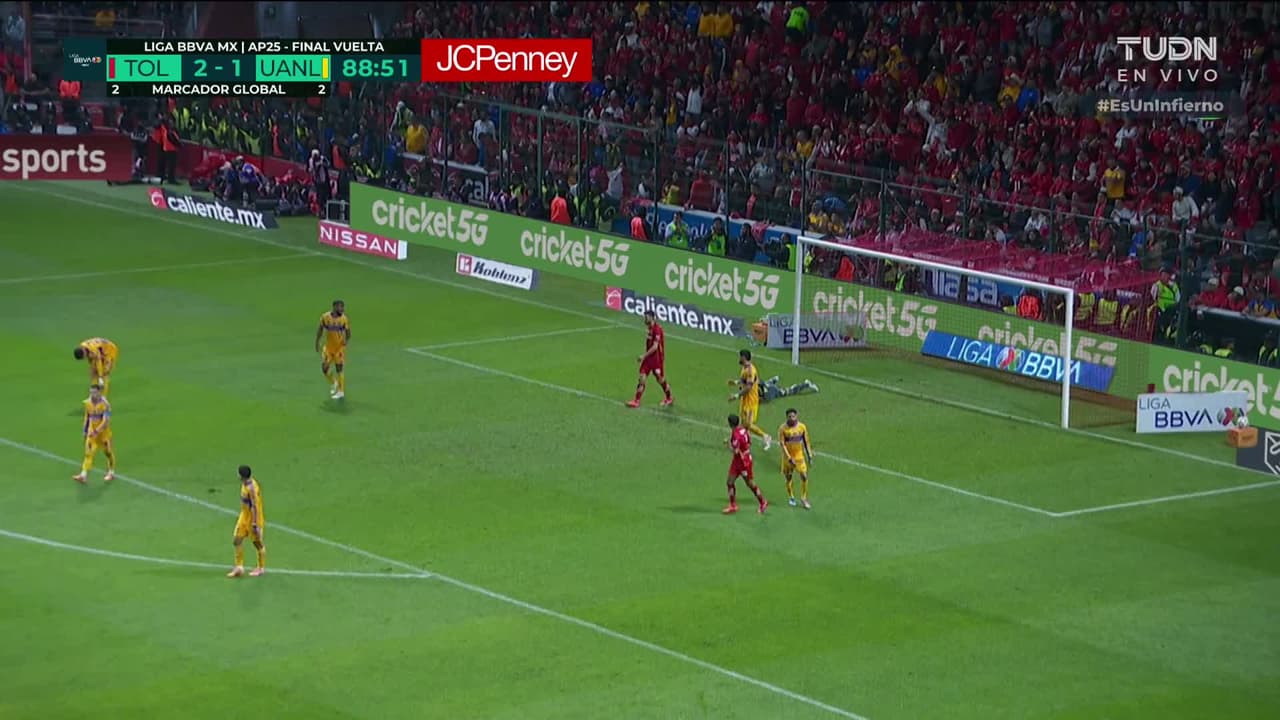 ¡TIRO ATAJADO! disparo por Nicolás Castro.