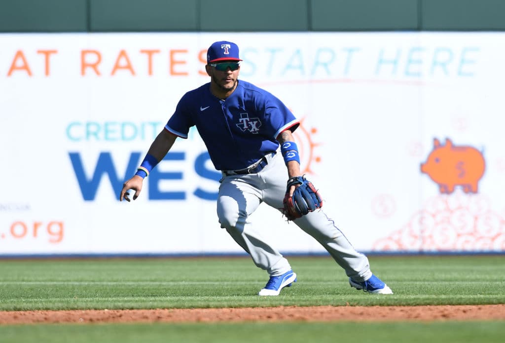 El jugador de los Texas Rangers, Anderson Tejeda fildea perfectamente para quedarse con la pelota.