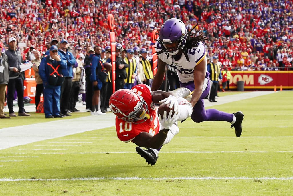 Tyreek Hill completa un pase de 40 yardas mientras Trae Waynes no puede realizar la intercepción.