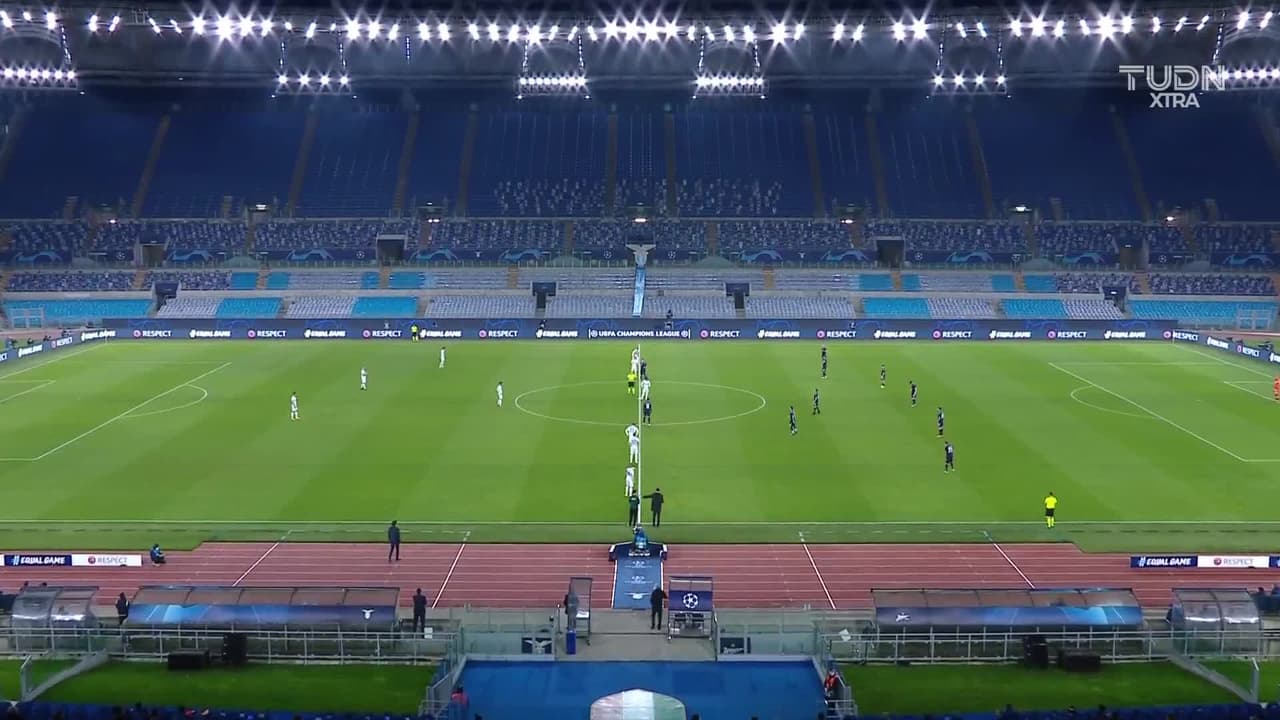 Arranca el partido y la pelota está en juego.