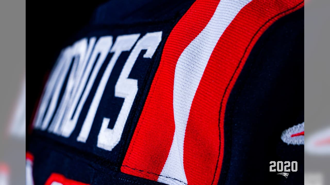 Los Patriots ya sin la presencia de Brady y en modo de reestructuración presentaron su nueva indumentaria para la temporada 2020 en la NFL. El color azul es muy similar al modelo color rush y el blanco es una adaptación combinando con las licras azules.