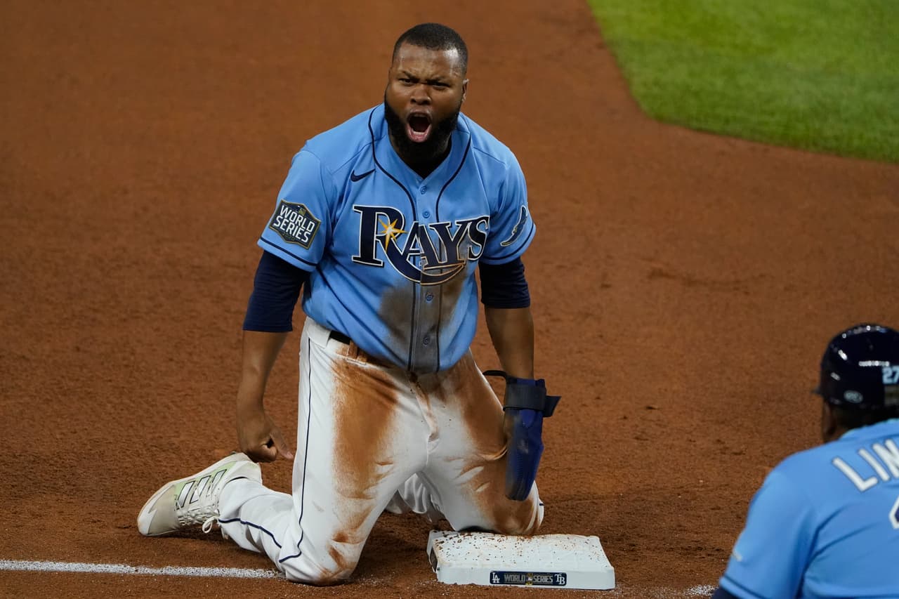 Manuel Margot demuestra el gran velocista que es y termina a centímetros de robarle home a Clayton Kershaw.