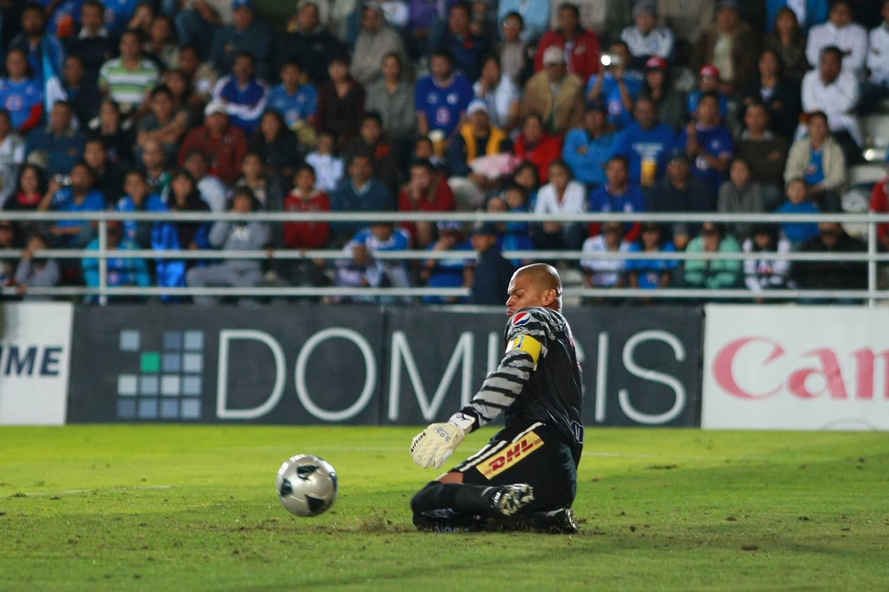 En 2009 jugó su última final del fútbol mexicano ante los Puma.s U.N.A.M, pero la perdió. Le quedaban 2 años más de profesionalismo hasta que colgó sus guantes. Fueron un total de 945 partidos como profesional los que disputó Miguel Calero en su carrera, siendo hasta el momento el futbolistas con más juegos en la historia.