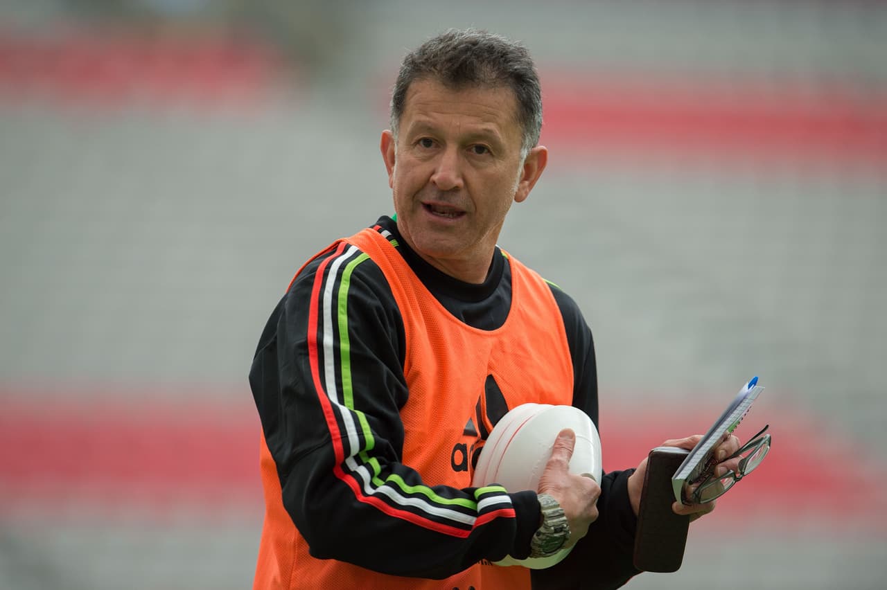 Con libreta en mano y siempre mucha teoría, el estilo de Osorio llamó mucho la atención entre propios y extraños, que de paso criticaban la falta de experiencia del estratega a nivel internacional al momento de asumir la dirección de México.