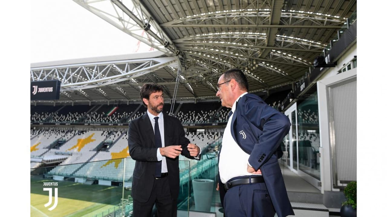 Este jueves el entrenador Maurizio Sarri fue presentado de manera oficial en la Juventus F.C., equipo que pagó la cláusula al Chelsea para llevarlo de regreso a Italia.