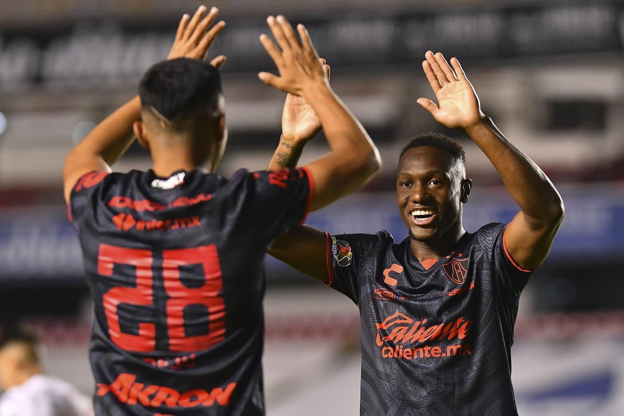 En el último suspiro del partido los Gallos Blancos rescataron el empate ante el Atlas.