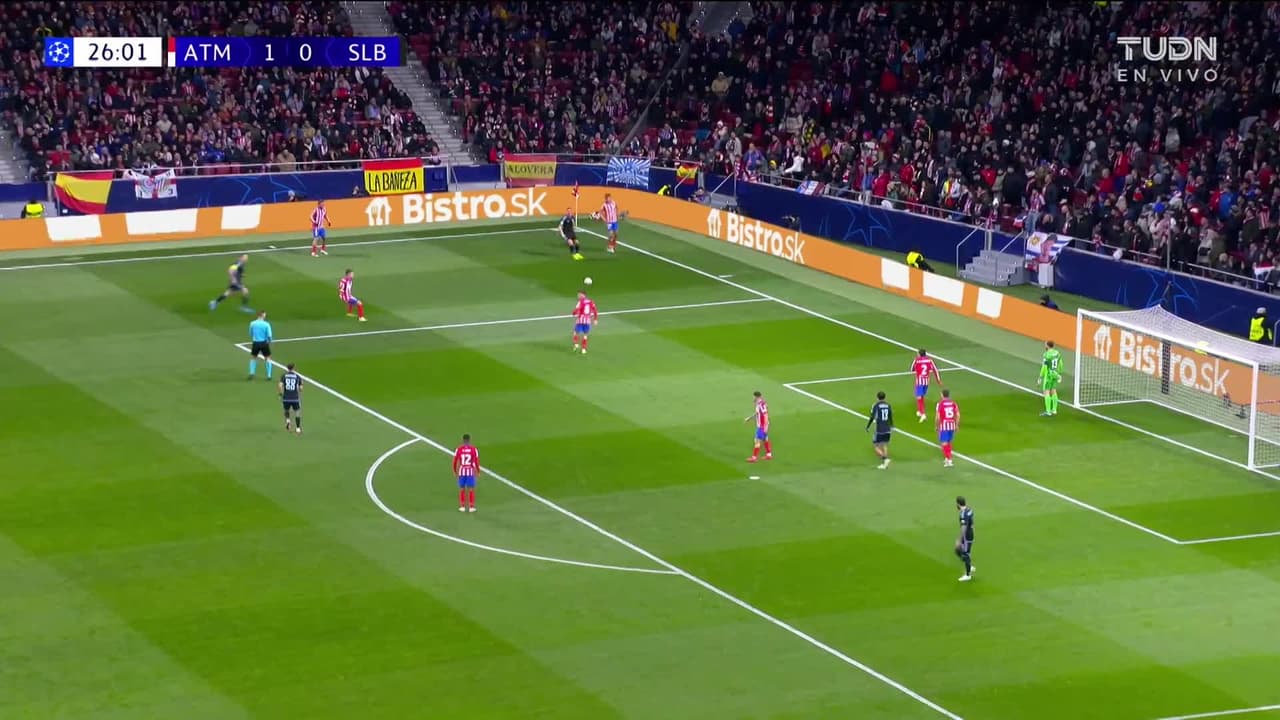 ¡CERCA! Tigran Barseghyan disparó que se estrella en el poste.