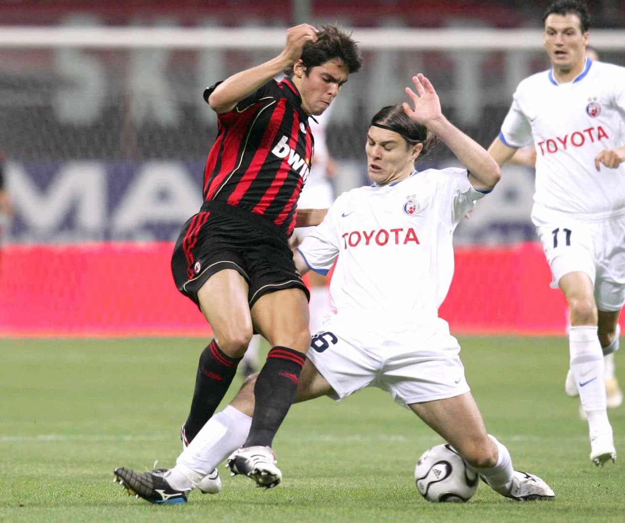 Sancionado a tercera ronda clasificatoria, Milán venció 1-0 a Estrella Roja en casa el 8 de agosto de 2006 en su senda al título, en la que solo cayó dos veces (en grupos) para ser campeón en 2007.