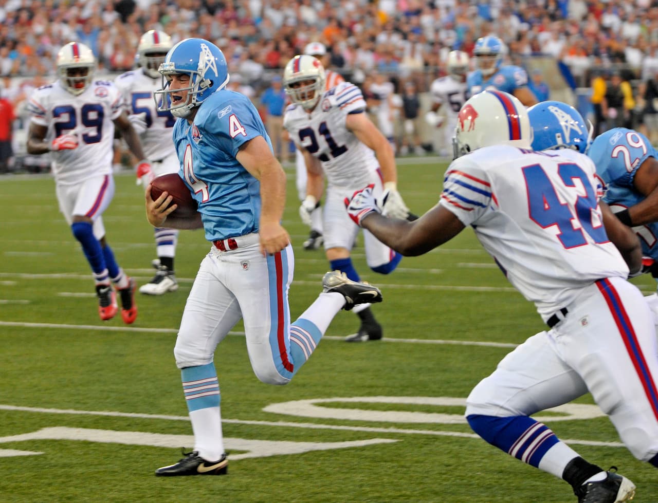 En 2009 los elegidos para el partido del Salón de la Fama fueron los Tennessee Titans y los Buffalo Bills. Aquí se ve al despejador AJ Trapasso correr por su vida. Ganó Tennessee 21-18 a los Bills.