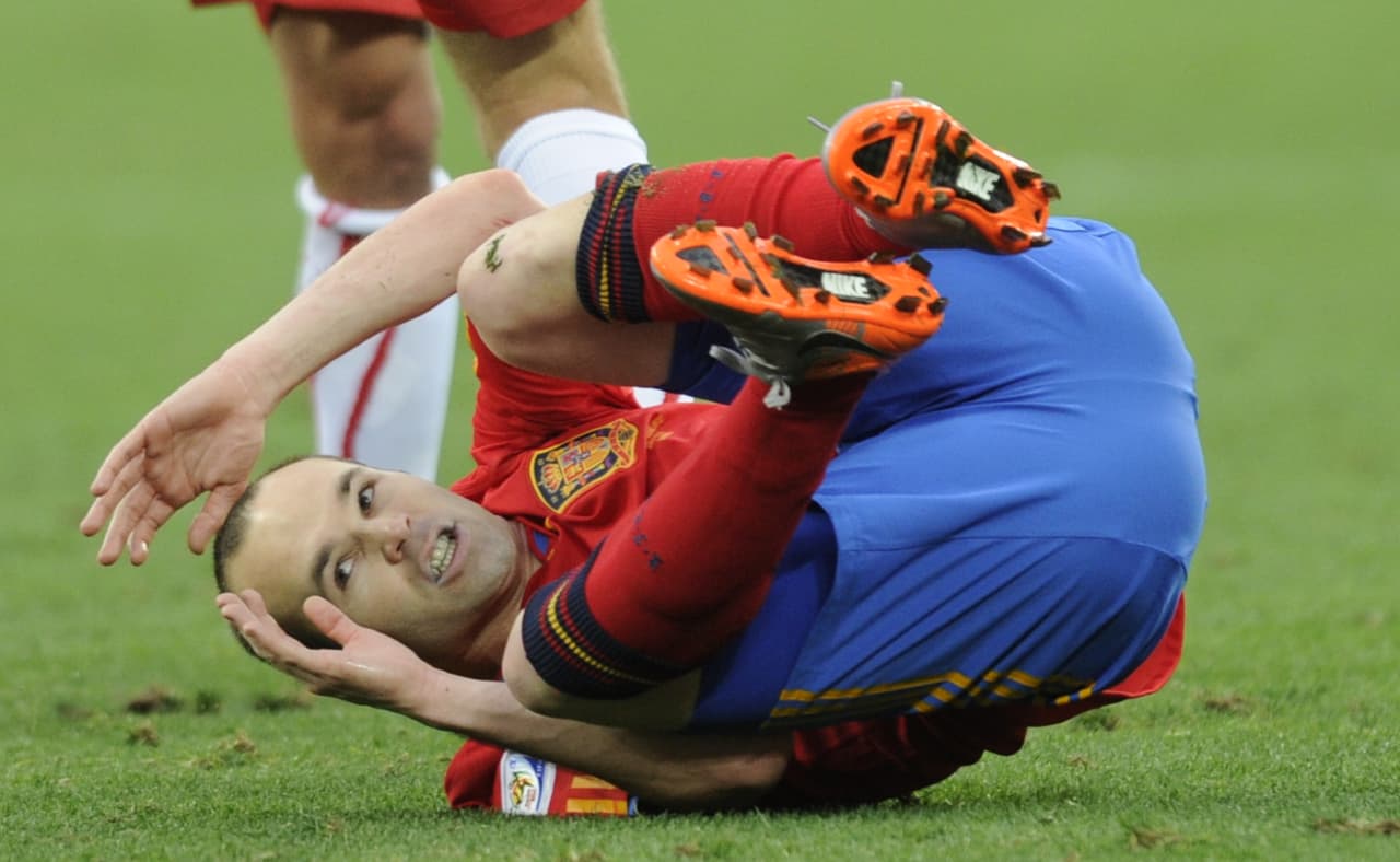 Tras la derrota 1-0, Iniesta estuvo ausente en la victoria de España por 2-0 contra Honduras, que metió de nuevo en la pelea a los europeos.