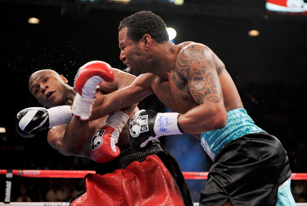 Otro derechazo al rostro de Floyd le hizo torcer el dorso para no caer a la lona. El único recurso que le funcionaba al aturdido Mayweather era sujetar a su verdugo. El asalto terminó y el público coreaba el nombre de Mosley.