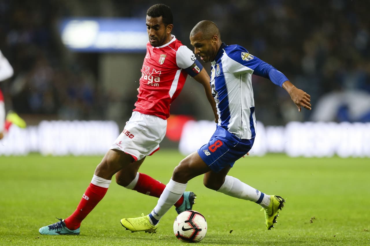 El mexicano Héctor Herrera ingresó al minuto 72 por el delantero argelino Yacine Brahimi (derecha), quien tuvo un discreto partido.