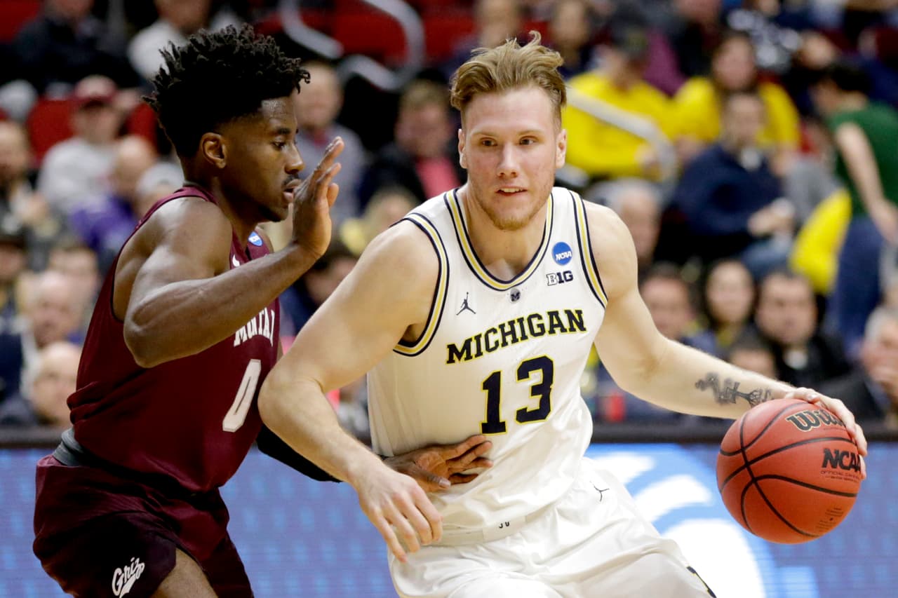 <b>Montana (15) 55-74 Michigan (2)</b>. Charles Matthews se lució con un dobe doble para la causa de los Wolverines (22 pts y 10 reb), mientras Ignas Brazdeikis (13) agregó otras 14 unidades para que Michigan eliminara a los Grizzlies en la Región del Oeste, tal y como se esperaba que sucediera.