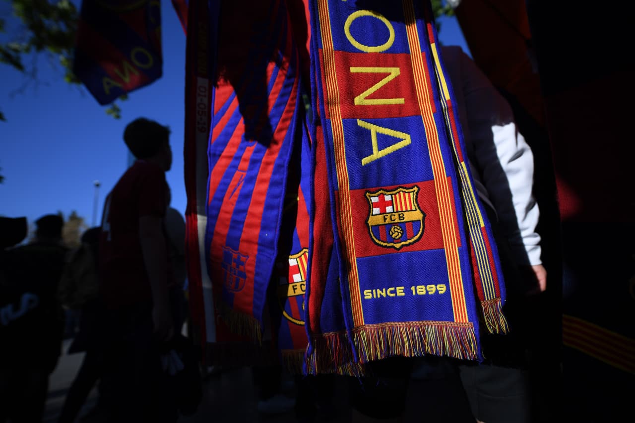 Desde muy temprano los fanáticos del Barcelona y del Liverpool se tomaron las calles del centro de la Ciudad Condal y los alredores del Camp Nou para prender el ambiente. Banderas, bufandas, rostros pintados, playeras y más hicieron parte de esta colorida previa en la Semifinal de la UEFA Champions League.