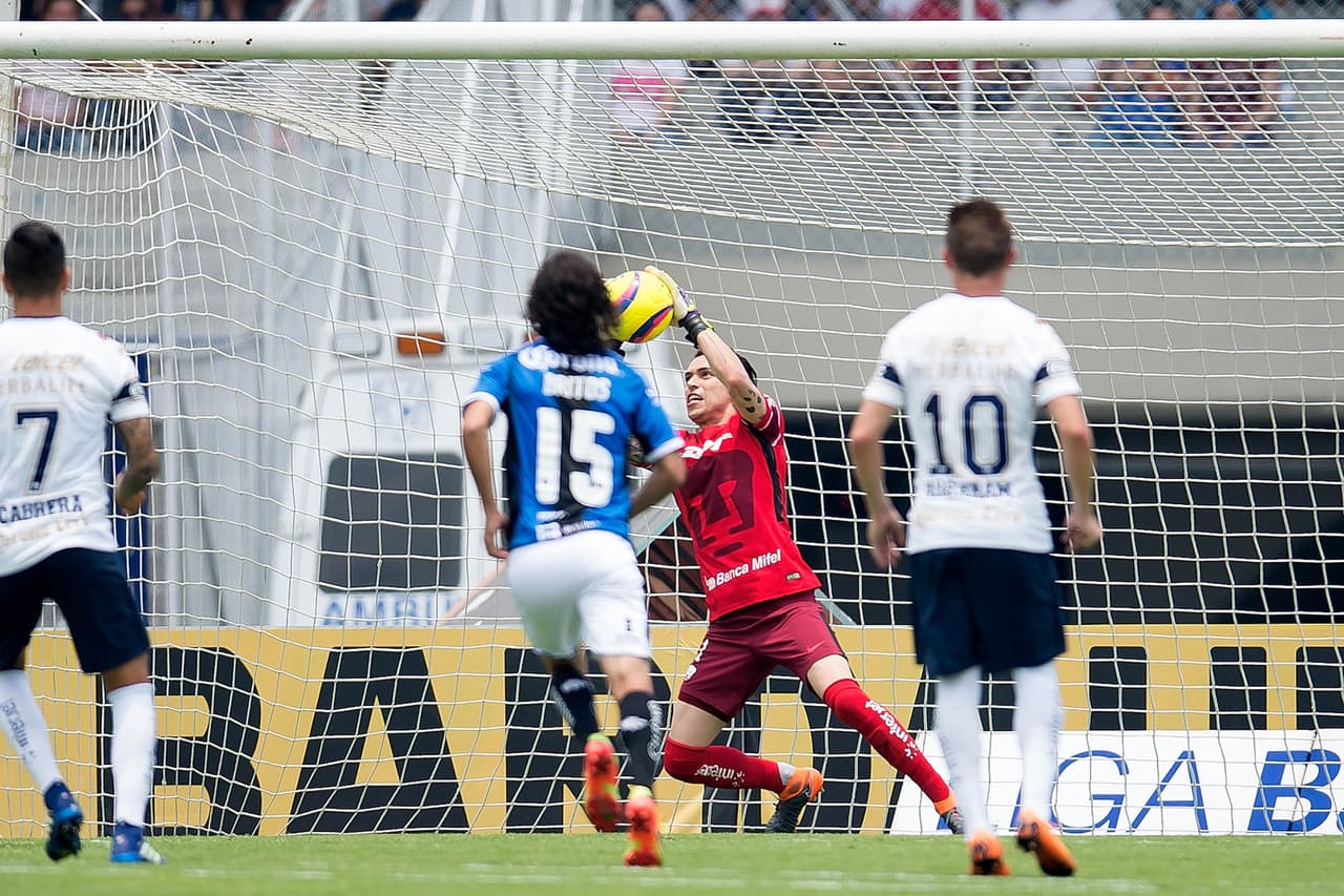 Sin embargo, pateó a lo Panenka y el portero Alfredo Saldívar lo detuvo al no elegir un palo.