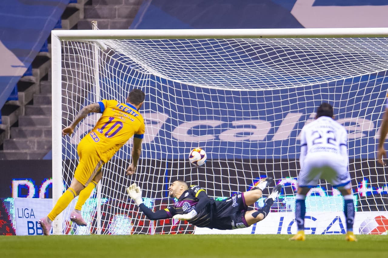 Gignac abrió el marcador desde los once pasos a los 11’ de juego. Ormeño (23’) se encargó de emparejar los cartones. Tigres y Puebla llegaron a 12 y 16 unidades, respectivamente. En la J11, Puebla recibirá al Atlas y tigres recibirá a Mazatlán.
