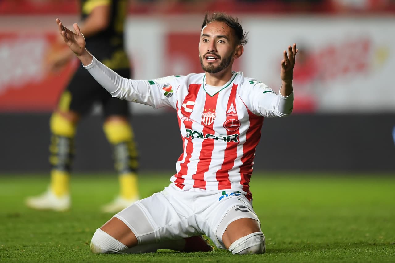 El futbolista del Necaxa, Carlos Guzmán, sufrió una fractura de tibia en la pierna derecha, por lo que fue operado exitosamente. Se desconoce su vuelta a las canchas.