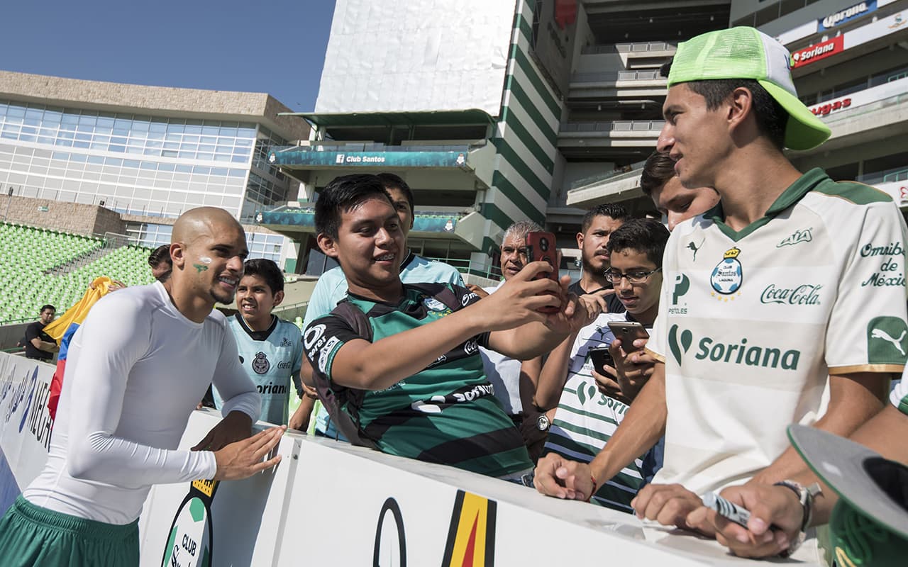 El brasileño Matheus Dória (izquierda) comparte con los fanáticos de Santos Laguna en el Territorio Santos Modelo.