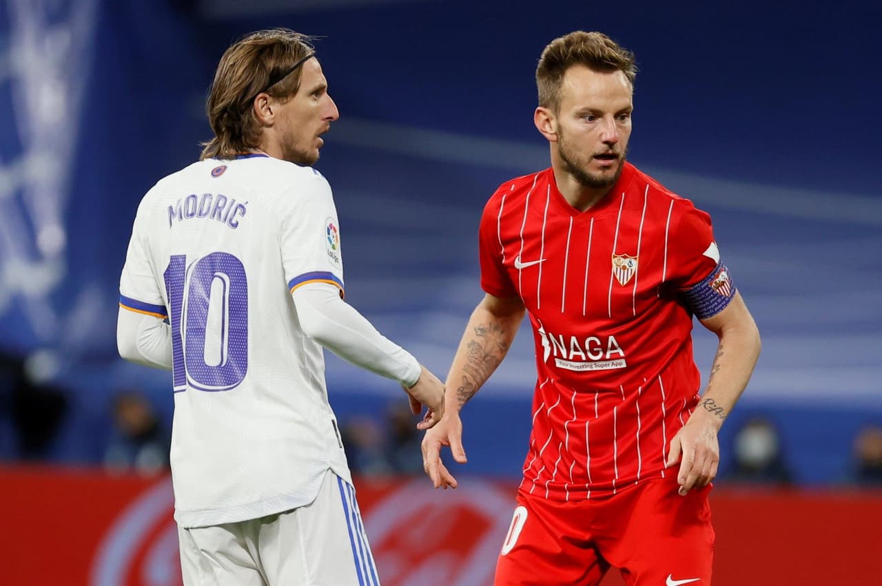 Real Madrid derrota al Sevilla 2-1 con anotaciones de Karim Benzema y Vinicius Jr durante la J15 en La Liga. El único tanto por parte del equipo visitante fue de Rafa Mir al inicio del encuentro. El equipo merengue es líder de la tabla.