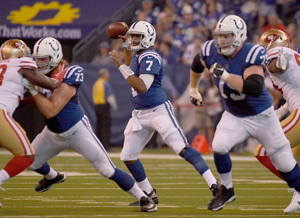 Brissett acertó 22 de 34 pases al terminar con 314 yardas. Mack tuvo nueve acarreos para totalizar 91 yardas, y Frank Gore hizo 14 acarreos para 48 yardas en su primer encuentro ante los 49ers, con quienes jugó por 10 años.