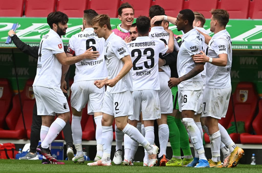 Augsburg logra aprovechar su localía y vencen 2-0 al Werder Bremen.