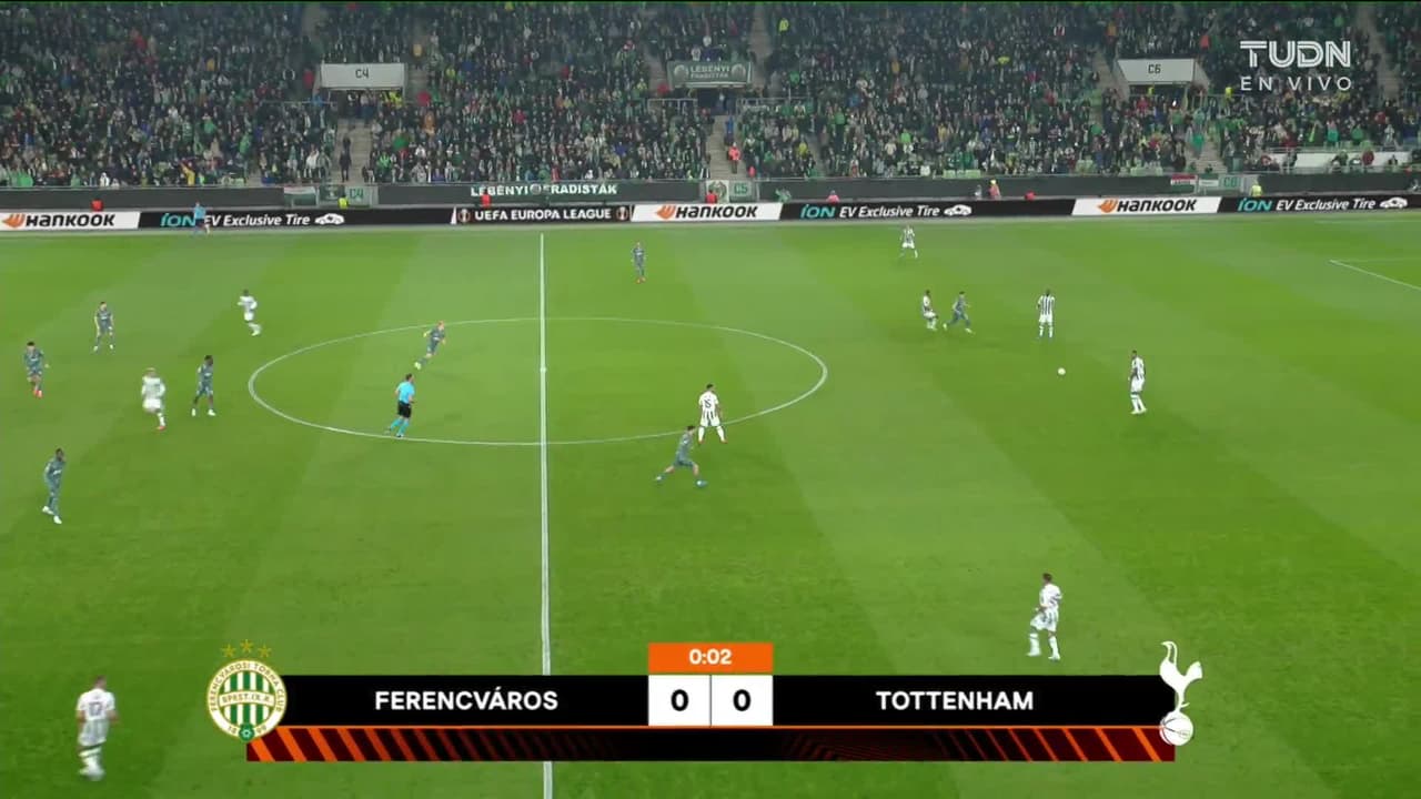 Arranca el partido y la pelota está en juego.