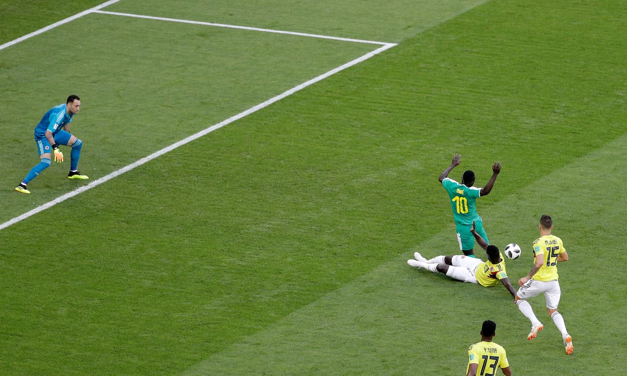 Al minuto 17, el árbitro Milorad Mazic señaló un penalti por supuesta falta de Davison Sánchez a Sadio Mané en el área.