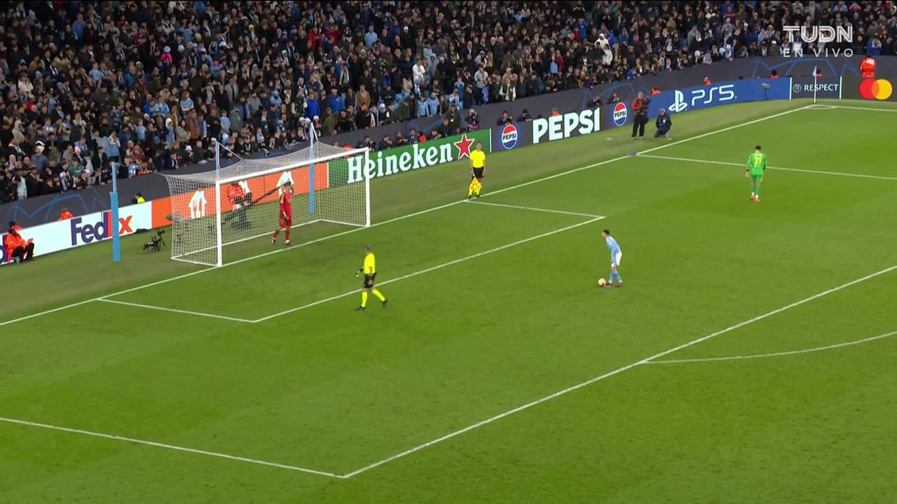 ¡GOL!  anota para Manchester City. Phil Foden