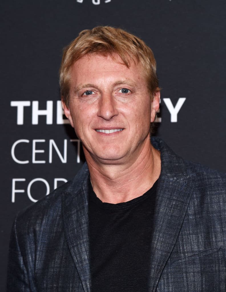 La aparición de Ali llega después de que Johnny Lawrence descubre una invitación en Facebook.
<br>