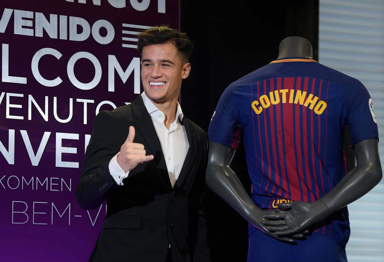 Coutinho se presentó con la playera azulgrana con su nombre a la espalda, pero sin dorsal, que podría ser el '7' si finalmente abandona el equipo en este mercado de invierno el turco Arda Turam.