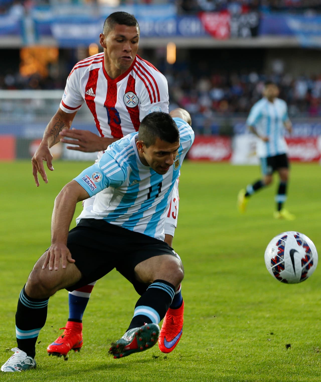 El 'Kun' también salió la disposición de vestirse de héore en el debut albiceleste.