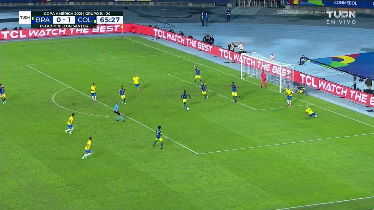 ¡CERCA! Neymar  disparó que se estrella en el poste.