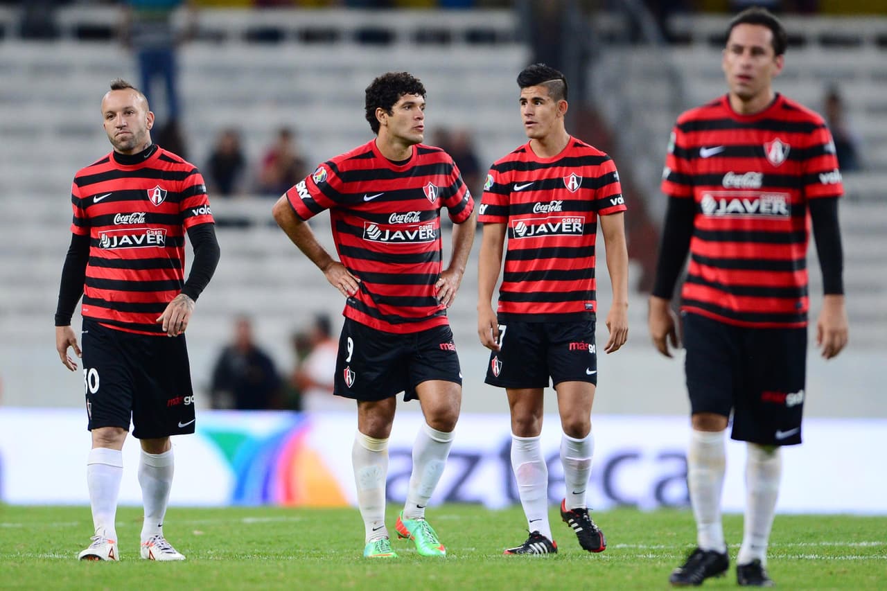 <b>Engaño al IMSS</b>
<br>Entre 2011 y 2012 supuestamente cinco jugadores de los Rojinegros del Atlas habrían cobrado de manera irregular miles de pesos por incapacidades por lesiones que no estuvieron sustentadas con estudio médico. En teoría el equipo tapatío no tenía conocimiento del caso y se mantuvieron con esa postura.