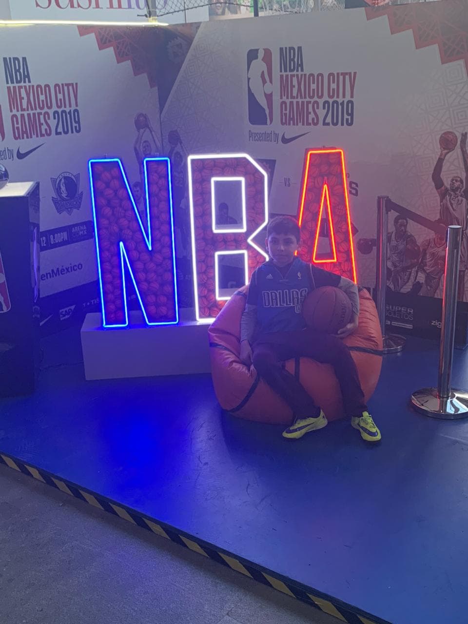 Con diversas actividades dentro de la Arena México, la afición ya calienta para el juego entre Pistons y Mavericks.