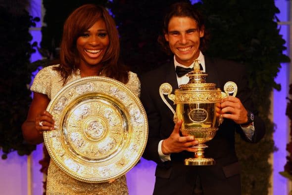 Y los dos monarcas de Wimbledon, Serena Williams y Rafael Nadal, no podían faltar al baile de los campeones. Otra gran tradición.