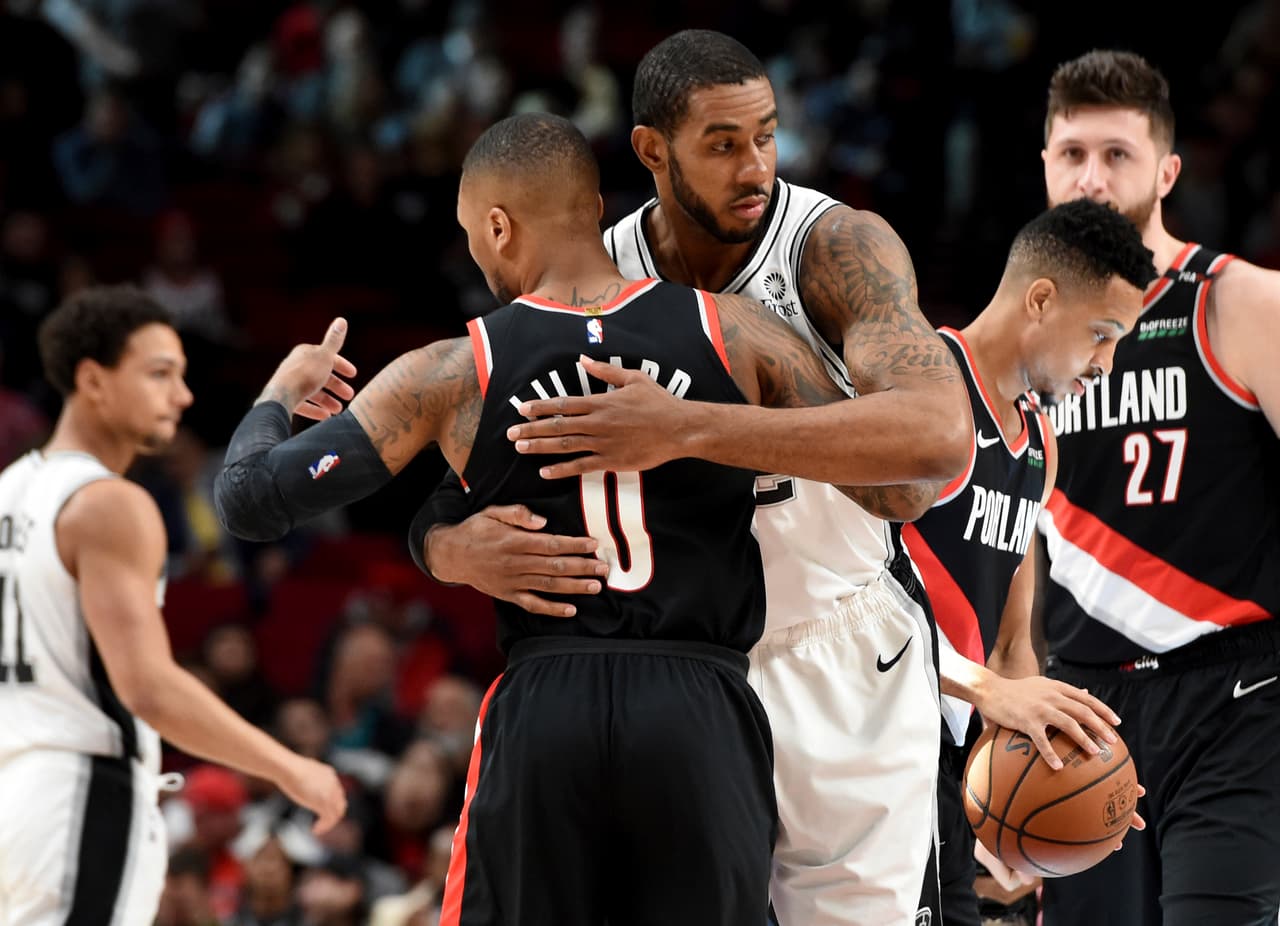 <b>Spurs 118-127 Trail Blazers: </b>en un duelo directo de playoffs en el Oeste, los de Portland lograron hacer respetar su casa para llegar a 33 victorias y ponerse en el cuarto lugar de la clasificación.