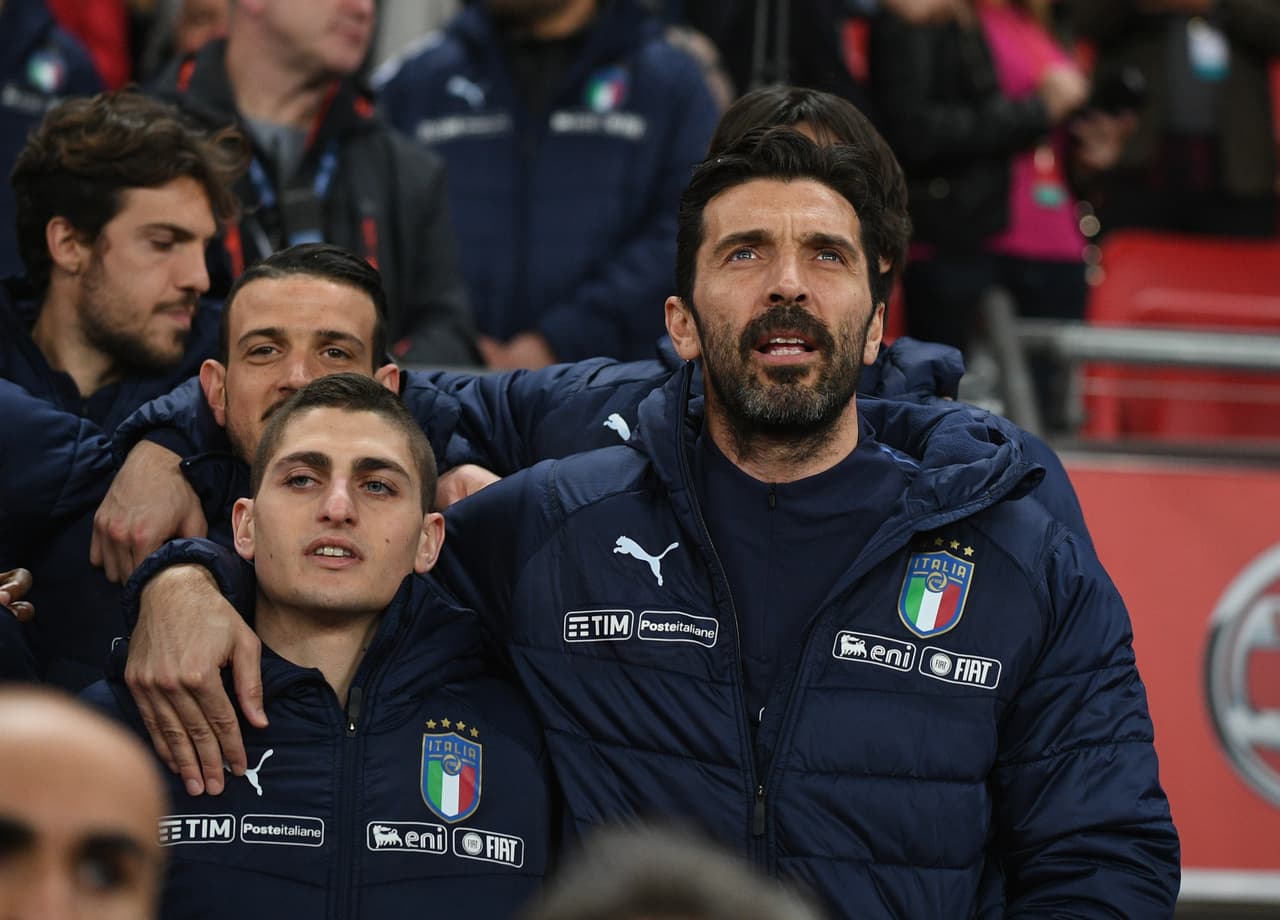 Después de jugar ante Argentina, Gianluigi BUffon fue al banco de suplentes y de esta manera se despidió de la selección italiana.
