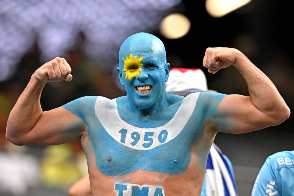 Afición de Uruguay recuerda el Maracanazo a Brasil previo a los Cuartos de Final de la Copa América 2024.