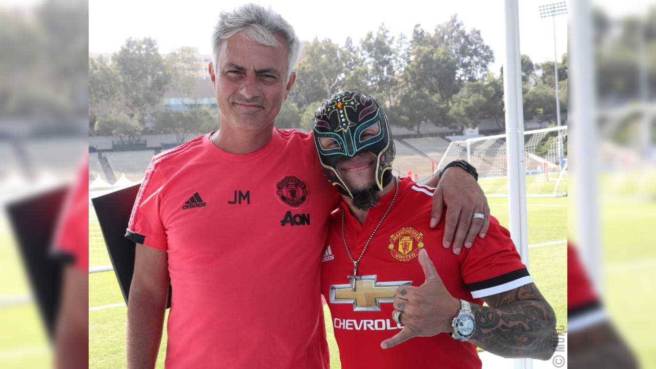 ‘The Special One’ no se pudo resistir al carisma del pugilista y Rey Mysterio le ‘arrancó’ una sonrisa.